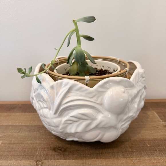 Vintage Bone White Embossed Fruit Bowl Scalloped Edges Dining Storage Planter - Picture 5 of 8